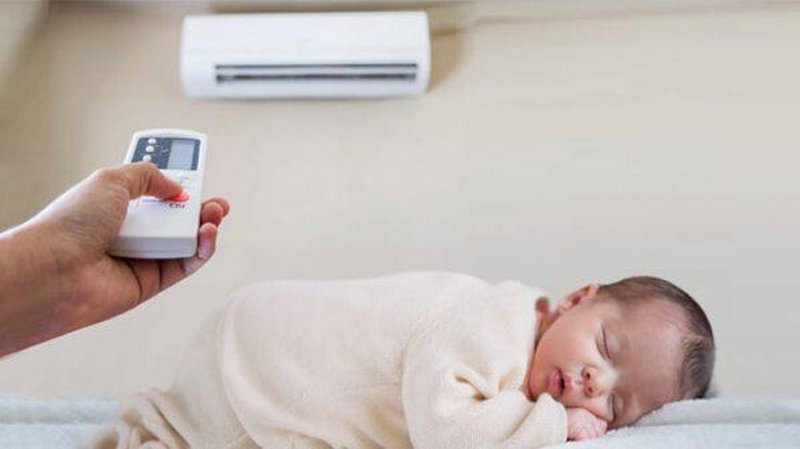 Điều chỉnh nhiệt độ điều hòa phù hợp tránh để bé bị lạnh
